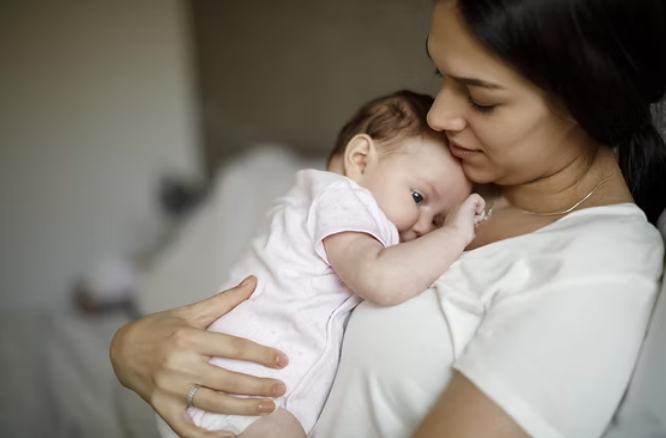 Mãe segurando bebê.